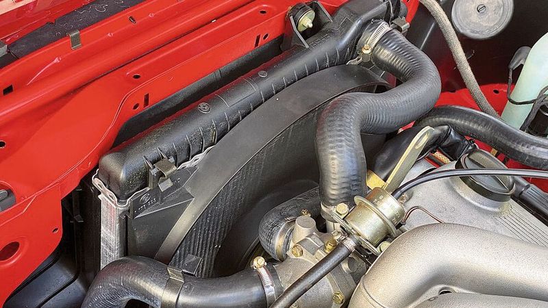 Das Alu nicht oxidiert, die verzinkten Metallteile noch seidig glänzend: Der Wagen wurde die ganzen 37 Jahre über unter besten Bedingungen „archiviert“. (Bild: Meyer-Hafner)