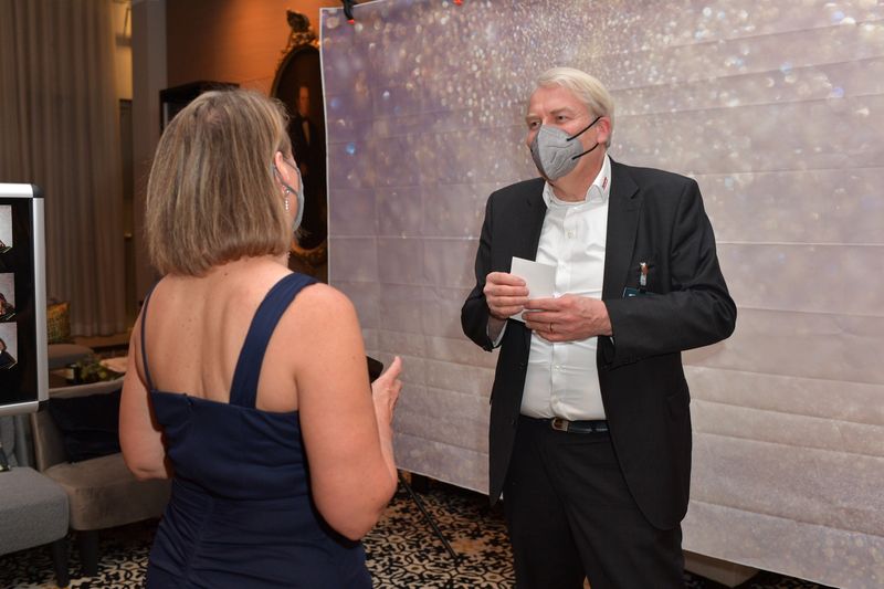 Mit Abstand wird es ein sicheres Interview, Sylvia Lösel, IT-BUSINESS und Georg Albrecht, Lenovo. (Hannes Magerstaedt)