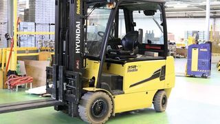 Mit dem Hyundai 35BH-9 wurde ein Vierrad-Gabelstapler mit Gegengewicht angeschafft, für den eine Steuerung kennzeichnend ist, die die Fahrgeschwindigkeit in Abhängigkeit vom Kurvenradius begrenzt, sodass stets exakte und zugleich sanfte Kurvenfahrten gewährleistet sind. (Stöcklin Logistik)