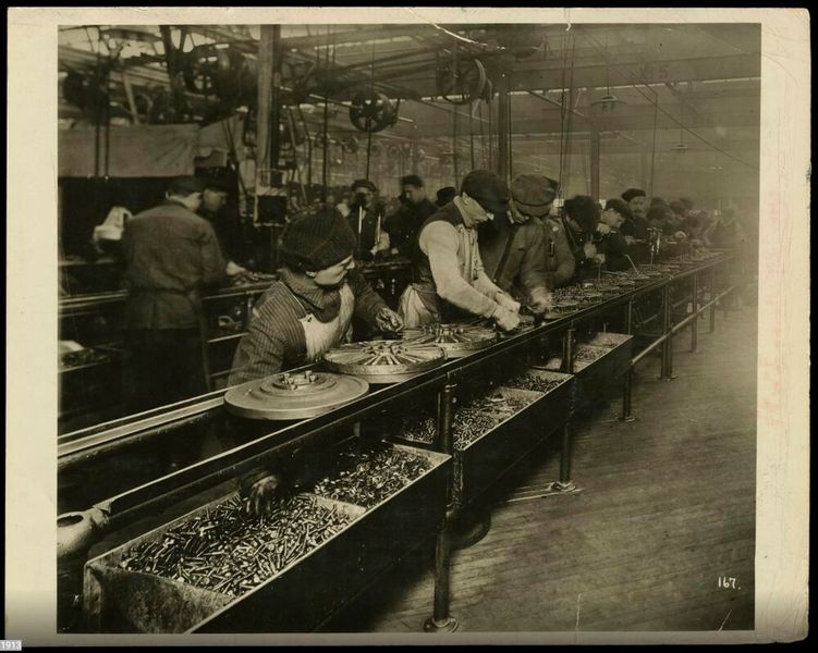Bis dahin wurde das Fahrgestell stationär aufgebaut, die Arbeiter bewegten sich um das Fahrzeug herum und bauten es sukzessive auf, bis es fertig war.  (Bild: The Henry Ford Museum)