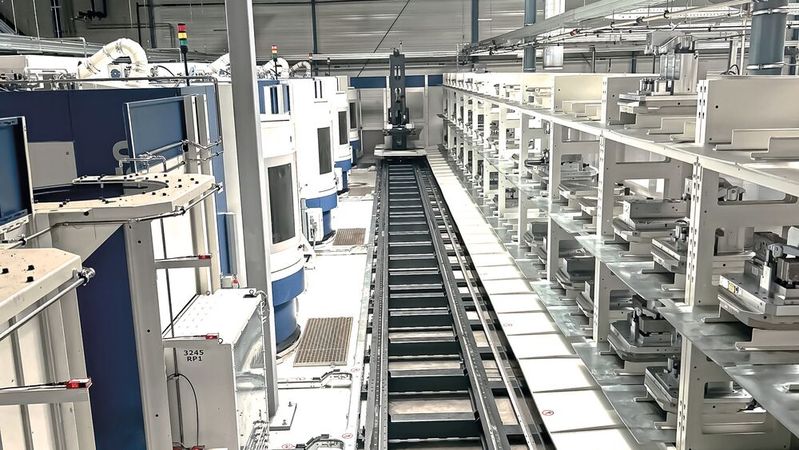 Das Palettenhandhabungssystem PHS 1500 Allround von der Liebherr-Verzahntechnik verkettet bei Linde Hydraulics fünf 5-Achs-Bearbeitungszentren.(Bild:  Liebherr-Verzahntechnik GmbH)