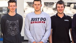 Die Besten beim praktischen Leistungswettbewerb 2019 in Hessen: Sieger Luca Drews (Mitte), der Zweitplatzierte Lucas Springer (li.) und auf Platz drei Dominik Gebauer (re.). (Kfz-Gewerbe Hessen/Bilderwerk)