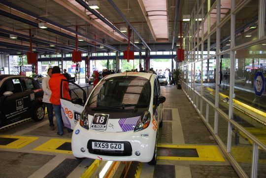 In der Prüfhalle checkten die TÜV-Ingenieure die Fahrzeuge – hier ein Citroën C-Zero – vor dem Start gründlich durch. (Archiv: Vogel Business Media)