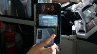 Wie die Deutsche Bahn wollen nun auch andere Verkehrsbetriebe bald keine Papiertickets mehr verkaufen. Die Düsseldorfer Rheinbahn setzt mit einer Guthabenkarte sogar noch einen oben drauf.  (©onlyyouqj – stock.adobe.com)