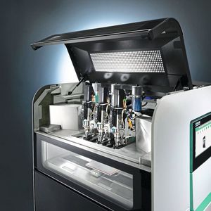 Der 3D-Drucker Freeformer 300-3X kann im Verfahren Kunststoff-Freiformen (AKF) mit seinen drei individuell beheizten Austragseinheiten komplexe Funktionsbauteile in belastbarer Hart-Weich-Verbindung additiv fertigen.