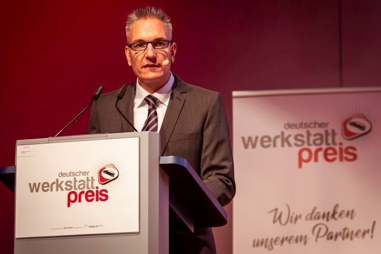 »kfz-betrieb«-Chefredakteur Wolfgang Michel lobte das exzellente Servicemarketing der freien Werkstätten.   (Stefan Bausewein)