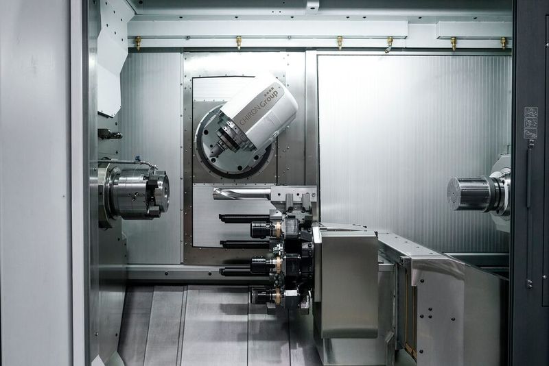Blick in den Arbeitsraum der MT 715 two+ – der Revolver der zweiten Einheit nimmt bis zu 12 Werkzeuge auf. Für mehr Produktivität und Flexibilität im Prozess. (Bild: Chiron)
