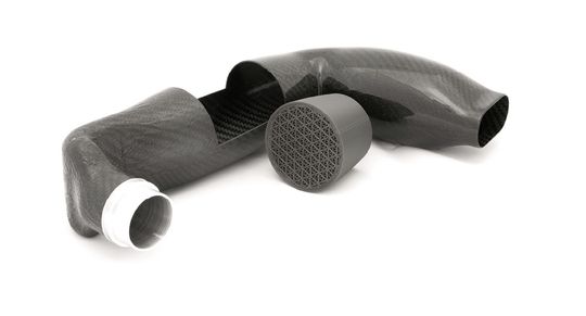 Compositex setzt für die additive Fertigung den 3D-Drucker Fortus 450mc ein.  Das hohle Verbundstoffteil wurde mithilfe eines 3D- gedruckten Dorns aus dem Material ST-130 erstellt.(Quelle:  Stratasys)