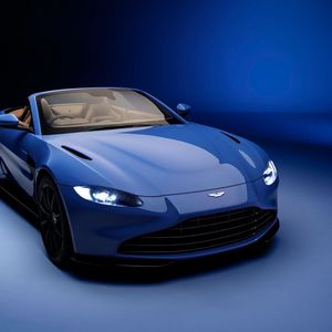 Zu Preisen ab rund 157.000 Euro bietet Aston Martin ab sofort den Vantage V8 auch als Roadster an.(Bild:  Aston Martin)