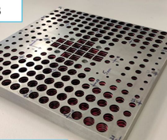 Was man hier sieht, ist eine am ISW der Universität Stuttgart optimierte Platte für einen Maschinentisch. Das Besondere ist, dass die Forscher dafür das sogenannte Layer Laminated Manufacturing (LLM) nutzen. Damit können Gewicht, Dämpfung und Kosten optimiert werden.(Bild:  ISW)