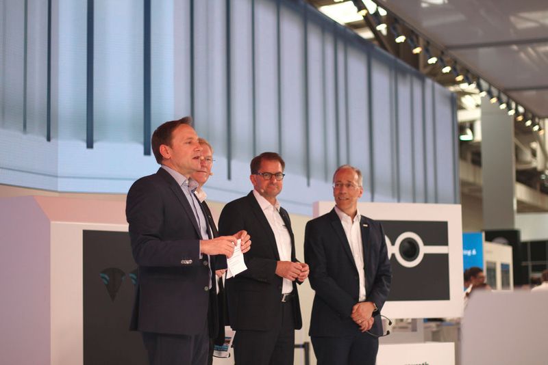 Auf der Pressekonferenz auf der Hannover Messe 2018 gaben Bosch und Bosch Rexroth Einblicke in die smarte Fabrik. Getreu dem Standmotto „Factory of the future. Now. Next. Beyond“ zeigte das Unternehmen was es bereits heute (now) für die vernetzte Fabrik anbietet, welche Lösungen morgen (next) bereitstehen und was es für übermorgen (beyond) entwickelt. (Bild: Lisa Marie Waschbusch)