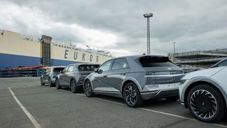 Am Autoterminal Bremerhaven wird schnell und genau gearbeitet: Ankommende Hyndai-Modelle werden vor dem Weitertransport kurzfristig abgestellt und auf Fehler überprüft. (Bild: Hyundai)