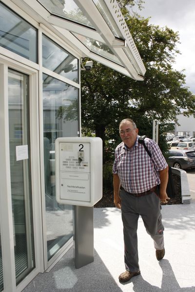 Seit ein paar Monaten begleitet Karl-Heinz Becker bei seiner Arbeit eine schwarze Prüftasche von Megger. (Megger)