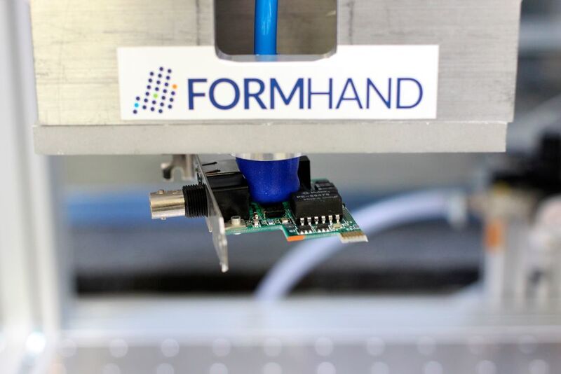 Selbst das Greifen einer Platine stellt für FORMHAND-Produkte keine Schwierigkeit dar. (FORMHAND Automation GmbH)