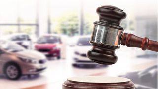 Mit einer öffentlichen Versteigerung im Autohaus können Händler den Verbraucherschutz im neuen Kaufrecht umgehen. (Bild: © vectorfusionart - stock.adobe.com)