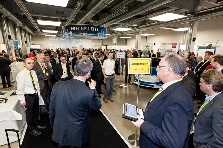 Leichtbau zum Anfassen: über 30 Aussteller in der Leichtbau City. (Foto: Automobil Industrie/ Stefan Bausewein)