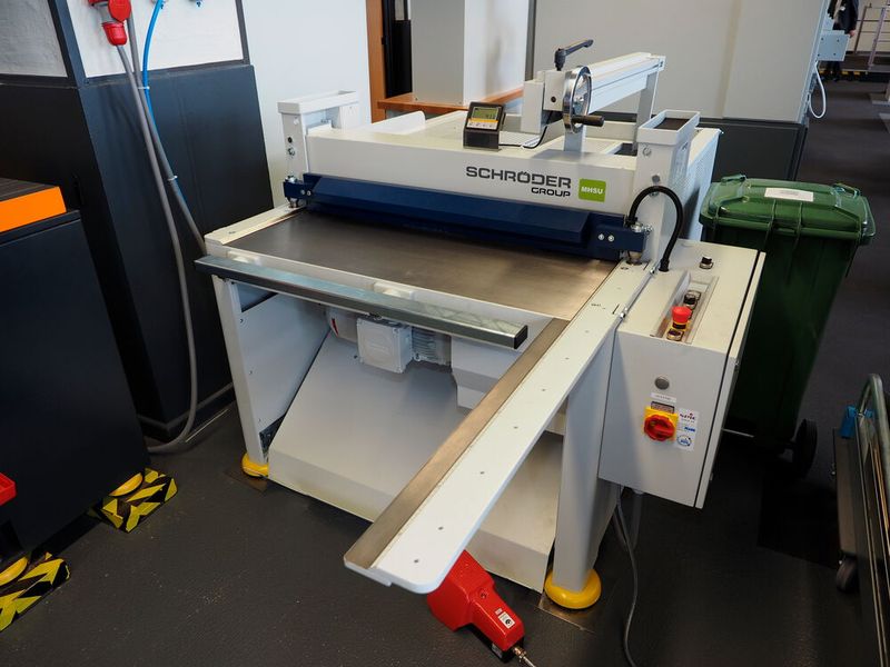 Zu den Neuanschaffungen gehört auch eine Motortafelschere Schröder MHSU 1000 x 3,0. (Bild: Scheidt GmbH & Co. KG)