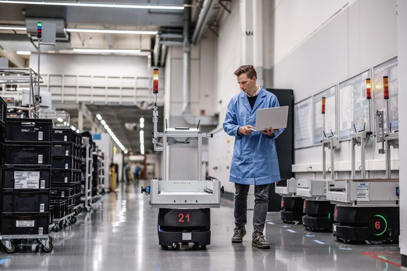 Rund 1.000 Mitarbeitende produzieren in Erlangen Automatisierungstechnik. Mehr als 100 KI-Algorithmen unterstützen sie dabei – ein Standort, der bis 2030 für 500 Millionen Euro ausgebaut wird. (Bild: Siemens)