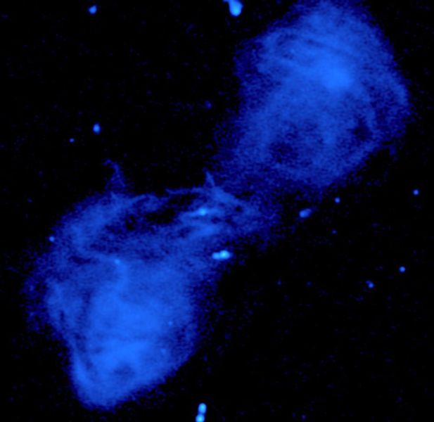 15: Die riesige Radiogalaxie J0349+7511, die 2016 von Hunik und Jamrozy entdeckt wurde, entsprechend den Ergebnissen der LoTSS-Studie. Die Quelle ist mit dem Galaxienhaufen Abell 449 verbunden. (Maya Horton and the LOFAR surveys team / CC BY 3.0)