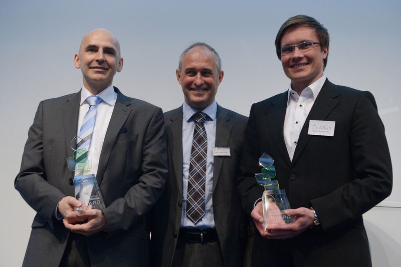 Peter Aul (links), Projektmanager, Manz, und Mirko Bromberger, Altair, nahmen den Award in der Kategorie Automation & IT entgegen. Prämiert wurde das Projekt „Vollautomatisierte Prozesskette zur Fertigung lastoptimierter CFK-Bauteile“. (Bild: Deutsche Messe)
