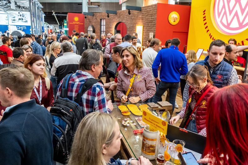 Die Besucher erleben die neuesten Entwicklungen der Brauindustrie. (Bild: Yontex / Thomas Geiger)