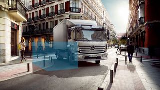Mercedes-Benz rüstet auf Wunsch bei Lkws und Setra-Bussen den Abbiegeassistenten nach. (Bild: Daimler)