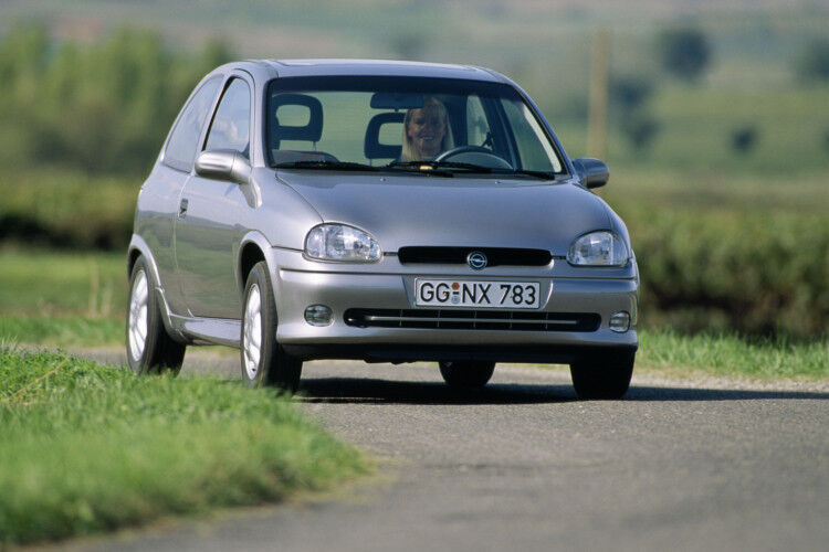 Der Corsa B kommt 1993 mit Full-Size-Airbags vorn auf den Markt. (Opel)