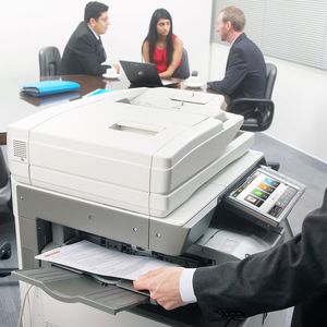 Bis zu fünf Sharp-MFPs lassen sich zu einem Druck-Cluster verbinden. Druchaufträge lassen sich so am bevorzugten Gerät abrufen.