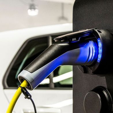 Freude für Elektroautokäufer! Denn der Staat greift wieder mal ein und belohnt rückwirkend zum 1. Januar 2026 den Kauf von Elektrofahrzeugen mit einer Prämie. Wer wievel bekommt, richtet sich nach dem maximalen Jahresgehalt und der Zahl der Kinder ... (Bild: Strombolide)