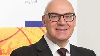Prof. Raimund Klinkner wurde für sein besonderes Engagement in der Logistik geehrt.  (BVL/Kai Bublitz)