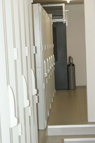 Noch sind die meisten Serverschränke allerdings leer. Doch die ersten Kunden haben bereits gebucht. Das Rechenzentrum bietet Co-Location und Cloud-Dienste an.  (Ulrike Ostler/Vogel IT-Medien GmbH)