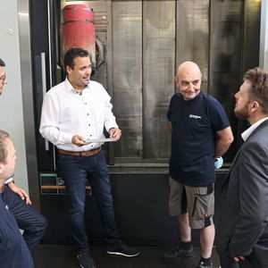 Arbeiten seit vielen Jahren vertrauensvoll zusammen (v. l.): Stephan Noé, Manager Planning Department, Production and Assembling bei Klinger Schöneberg, Erik Hoffmann, Produktspezialist Drehen bei Iscar, Mario Herzog vom Iscar-Vertragshändler WKZ, Zerspanungsmechaniker Eugen Walter und Business Development Manager Marcel Goßmann von Klinger Schöneberg.(Bild:  Iscar)