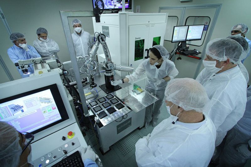 Mensch und Maschine: SUPSI-Forscherin Anna Valente führt einen Produktionsroboter vor.   (SUPSI)