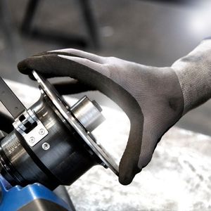 Nicht zuletzt erlaubt der Trutool TKS 1500 von Trumpf die manuelle, stufenlose Einstellung der gewünschten Fasenlänge über einen Winkelbereich von 270°. 