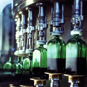 Abb.2: Bevor Jägermeister in die grüne Flasche kommt, wird er strengen Qualitätstests unterzogen.