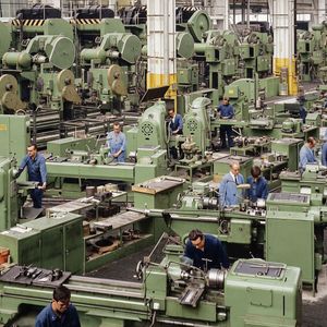 Schon 1972 entstand in Erweiterung ein 7.600 qm großes Presswerk, welches bis heute auf 45.000 Quadratmeter vergrößert wurde. Die seinerzeit größte Stufenpresse Europas, mit einem Gewicht von 650 Tonnen und einer  Presskraft von 3.600 Tonnen, stand zum zehnjährigen Jubiläum im Werk. (Bild:  Opel)