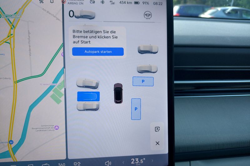7. Automatisches Einparken: Freie Parkplätze zeigt der Bildschirm als blaue Flächen an. Ein Tipp auf die gewünschte Fläche startet den automatischen Einparkvorgang. (Bild: Sven Prawitz/Vogel Communications Group)
