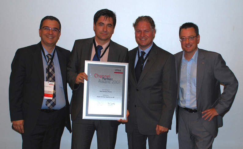 Partner-Award »Gold Solutions Partner 2007«: Kramer & Crew GmbH & Co. KG. von links: Philippe Fossé, Uwe Kramer (Geschäftsführer Kramer & Crew), Volker Grappendorf, Patrick D. Cowden (Archiv: Vogel Business Media)