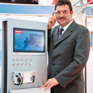 Andreas Thome, Produktmanager PC-Control, demonstriert die Google-
Datenbrille.