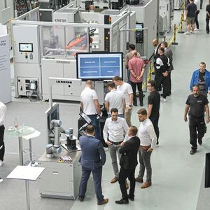 Auf der diesjährigen Hausausstellung von Chiron werden verschiedene innovative Komplettsysteme aus Bearbeitungszentrum und Automation präsentiert.(Bild:  Chiron Group)