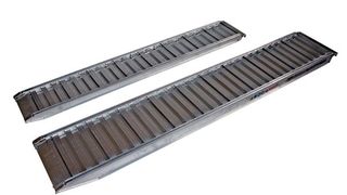 Al-Ko-Programm hat inzwischen 24 Versionen von Profi-Auffahrrampen im Programm. Neu sind die Modelle für schwere Lasten bis 4060 kg pro Paar. Bild: Al-Ko (Archiv: Vogel Business Media)