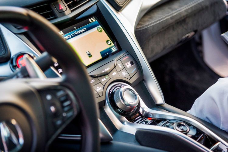 Dass es sich um ein Hightech-Auto handelt, sieht man schon an der Schalterflut in der Mittelkonsole. (Foto: Honda)