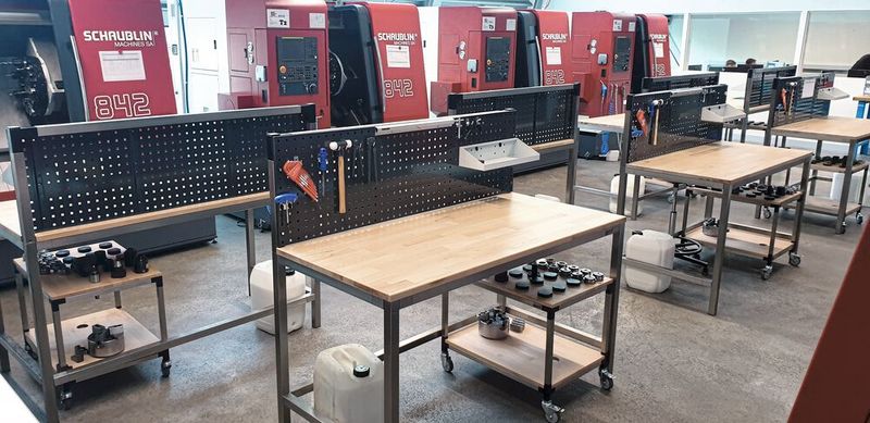 Un bel exemple d'établis d’atelier avec plan de travail en bois réalisés par PMF-System. (Source : PMF-System)