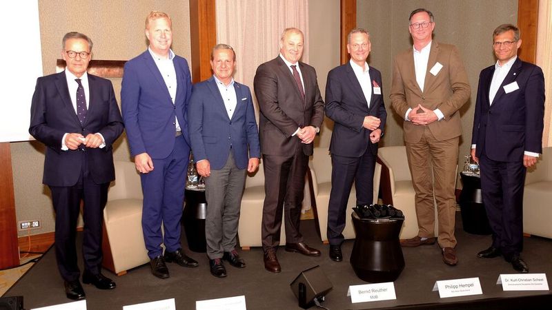 Gruppenbild mit ZDK-Vorstand und Geschäftsführern: (v. l.) Hauptstadtbüroleiter Dr. Christoph Konrad, Kurt-Christoph von Knobelsdorff (NOW), Thomas Peckruhn (ZDK-Vizepräsident), Detlef-Peter Grün (Bundesinnungsmeister), Arne Joswig (ZDK-Vorstand), Bernd Reuther (MdB, verkehrspolitischer Sprecher der FDP-Bundestagsfraktion) und ZDK-Hauptgeschäftsführer Dr. Kurt-Christian Scheel. (Bild: Zietz – VCG)