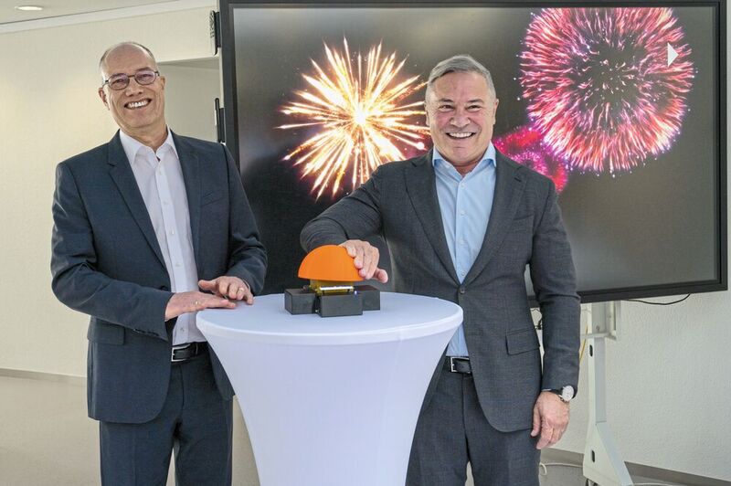 Prof. Dr. Hans Wernher van de Venn, Leiter ZHAW-Institut für Mecha- tronische Systeme (links), und Daniel Langmeier, Geschäftsführer SMC Schweiz AG (rechts), eröffnen feierlich das Kompetenzzentrum für Automation und Digitalisierung.