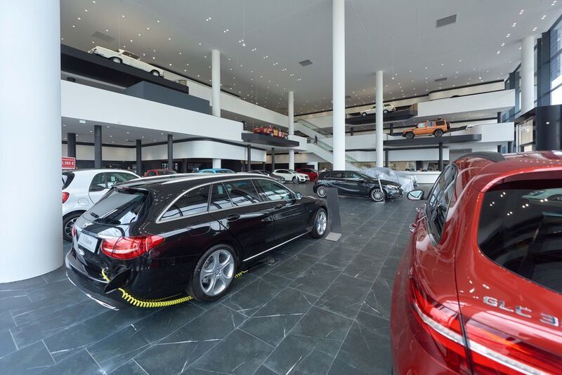 In der Neuwagenausstellung finden rund 40 Fahrzeuge Platz. (Daimler)