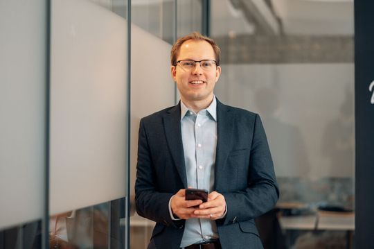 Zusammen mit Anna Ganzke hat es sich Stefan Ganzke zur Aufgabe gemacht, die Einstellung von Führungskräften und Mitarbeitern zum Arbeitsschutz im Unternehmen zu verbessern. Zusammen mit Anna Ganzke hat es sich Stefan Ganzke zur Aufgabe gemacht, die Einstellung von Führungskräften und Mitarbeitern zum Arbeitsschutz im Unternehmen zu verbessern.