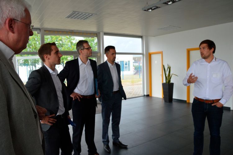 Geschäftsführer René Hüning (re.) erläuterte sein Konzept der Jury, bestehend aus Mitgliedern der Redaktion »kfz-betrieb« sowie Vertretern der Partner Bank Deutsches Kraftfahrzeuggewerbe und Mobile.de. (Achter / »kfz-betrieb«)