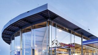 Auf einer Grundstücksfläche von 7.500 Quadratmetern nördlich von Olching bauten die Rauschers ihr neues Autohaus mit einer Tankstelle als Frequenzbringer. (Schneider)