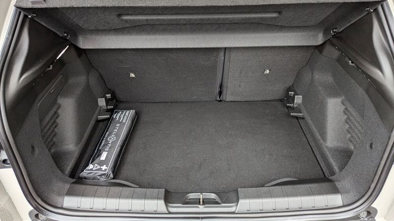 Mit seinem kompakten Format bietet der Avenger innen solide Platzverhältnisse. Fahrer und Passagiere genießen ausreichend Bewegungsfreiheit, und auch der Kofferraum ist für den Alltag gut nutzbar. Für eine Kleinfamilie reicht der Platz aus, doch wer regelmäßig größere Transporte plant, sollte sich besser bei Kombis oder größeren SUVs umsehen.  (Bild: Rosenow - VCG)